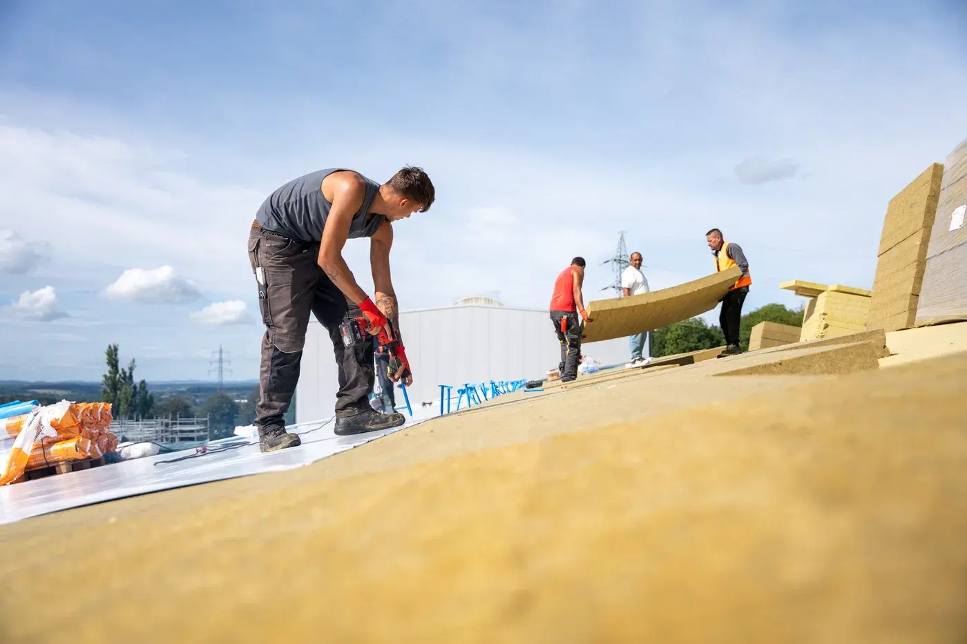 Sanierung einer weitläufigen Gewerbedachfläche im laufenden Betrieb